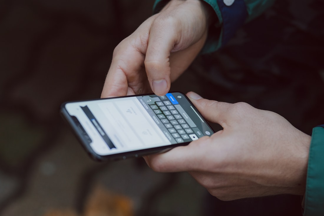 Conversación por WhatsApp en el teléfono